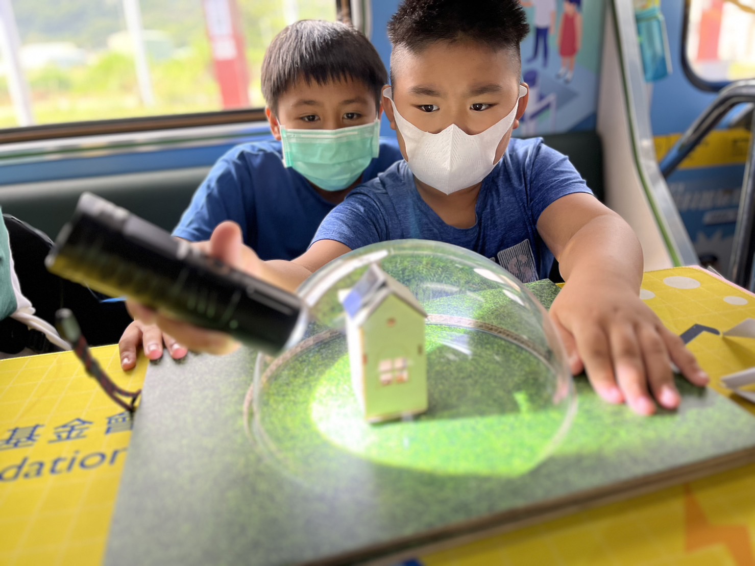 MG电子參與基礎科學主題車廂，以STEAM教學精神，設計「逐日科學家」、「太陽能工程師」以及「淨零建築師」三大能源科普課程和實驗