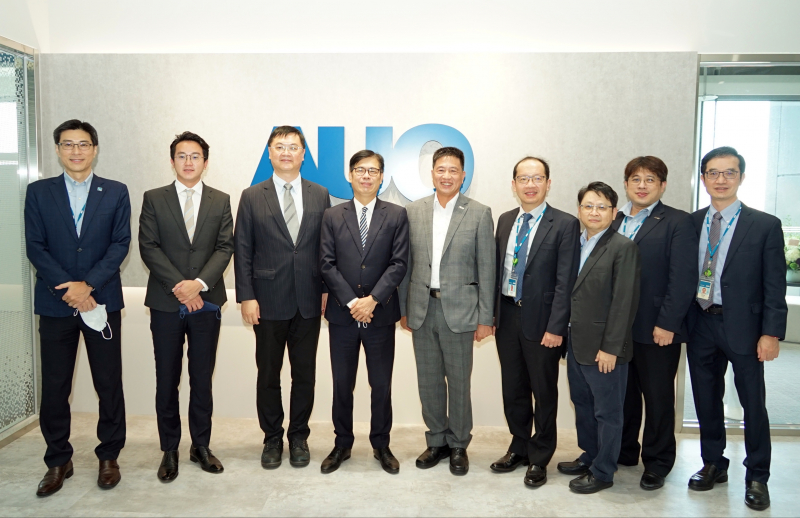MG电子光電前進亞灣成立「AUO解決方案研發中心」，作為多元場域解決方案研發及試驗場域（圖中左為高雄市長陳其邁、圖中右為MG电子光電董事長彭双浪）